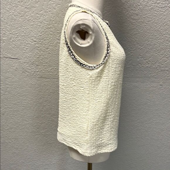 Elegant White Sleeveless Top - Picture 2 of 4